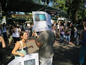 Protesters intimidate, zoo-goers go on